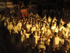 מיניאטורות של אנשים חוגגים אומיקושי