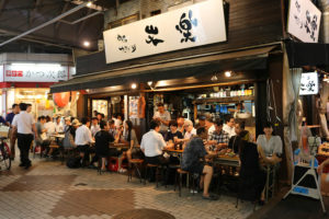 איזאקיה טיפוסית בשעת ערב בשוק אמיוקו