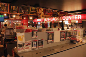 בקומה הראשונה קונים מוצרים יד שנייה מלקוחות