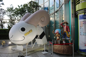 פסל וואן-פיס בכניסה לחנות המזכרות