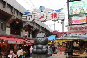 פסל בשוק אמיוקו אואנו