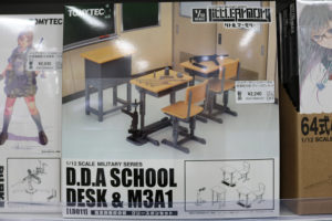 סט אביזרים לדמויות אנימה של שולחן בית ספר ורובים