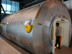 דגם של חלק מתחנת חלל בגודל אמיתי