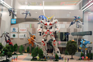 דגם של הרובוט הענק בכניסה לקניון דייבר סיטי