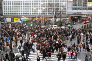 המונים חוצים את מעבר החצייה בשיבויה