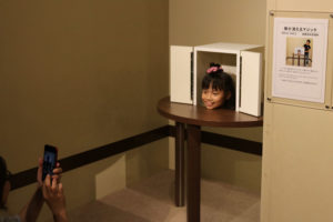 ילדה מצטלמת באחד המוצגים של המוזיאון