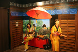 מדריכה במוזיאון מדגימה איך להשתלב בתמונה