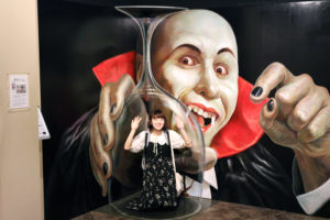 בחורה שנלכדה בכוס של ערפד