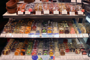 מבחר שוקולדים ועוגיות