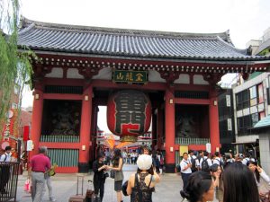 שער קמינרימון המוביל למקדש סנסוג'י