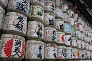 חביות הסאקה בדרך למקדש