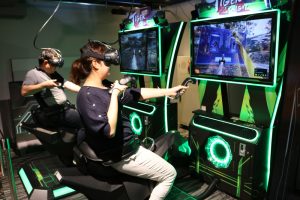 משחק מציאות מדומה תוך כדי רכיבה על סוס