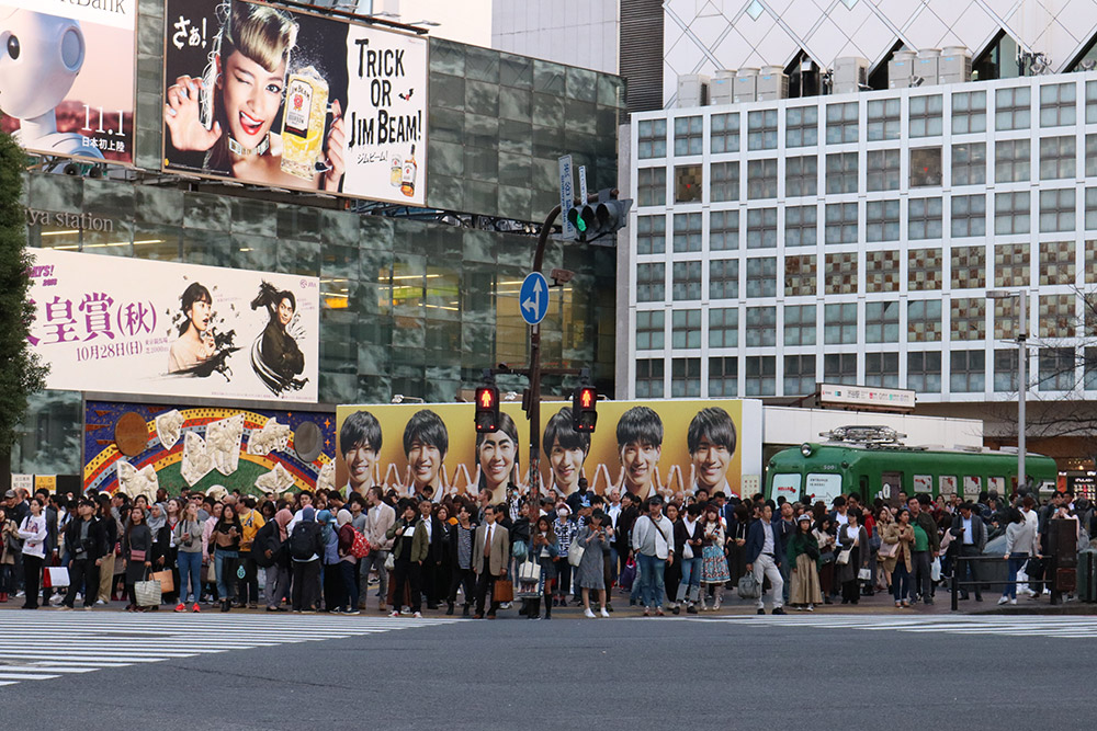 אנשים ממתינים במעבר החצייה בשיבויה טוקיו