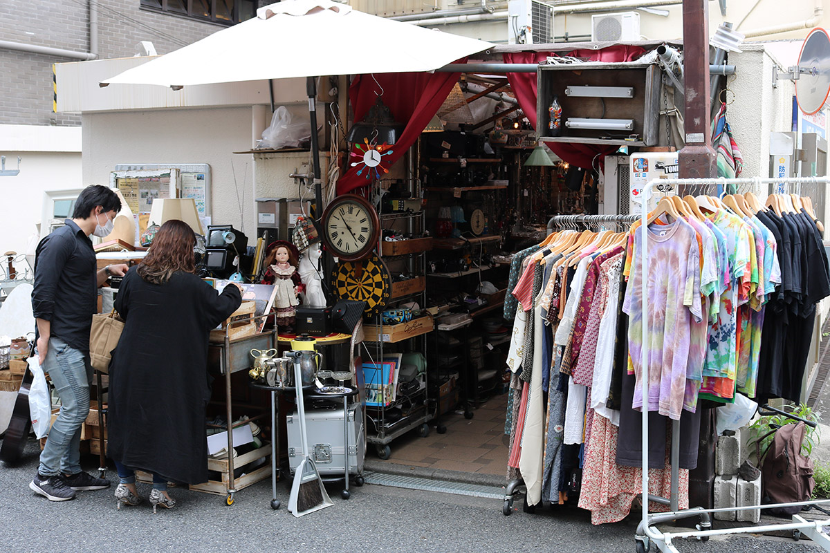 מבט על חנות הג'אנק מבחוץ