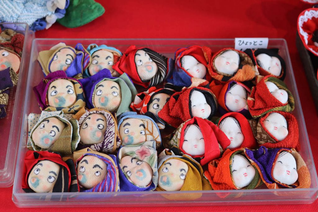 בובות של היוטוקו ואוקמה - דמויות יפניות מסורתיות