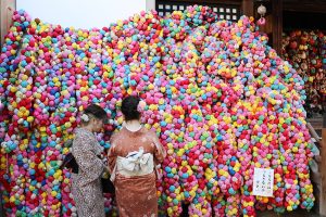בחורות במקדש יסאקה קושין-דו בקיוטו