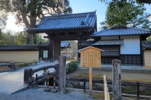 הכניסה למקדש פביליון הזהב קינקאקוג'י קיוטו