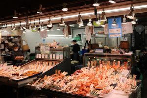 חנות מאכלי ים בשוק נישיקי מרקט