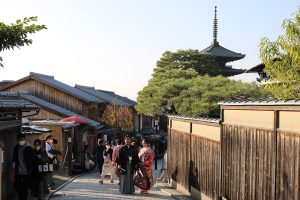 חתן וכלה יפנים על רקע פגודה בקיוטו