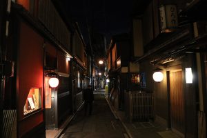 פאבים ומסעדות בסמטת פונטוצ'ו בקיוטו