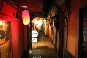 פאבים קטנטנים בסמטא צדדית של פונטוצ'ו