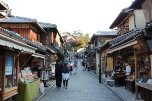 רחוב ליד מקדש קיומיזודרה בקיוטו