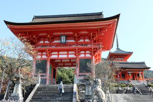 שער הכניסה למקדש קיומיזו-דרה בקיוטו