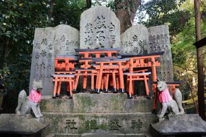 שערי טורי קטנים לצד שועלים במקדש פושימי אינארי בקיוטו