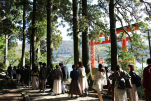 אנשים עומדים בתור כדי להצטלם על רקע שער הטורי המפורסם בהאקונה
