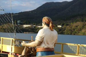 בובת פיראט על הספינה בהאקונה