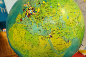 גלובוס עם נעצים