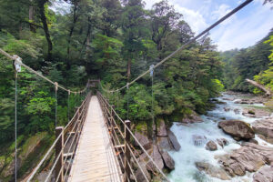 גשר שחוצה נהר ביקוסוגילנד יקושימה