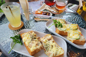 טוטסים בבית קפה ביקושימה יפן