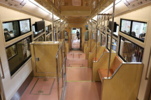 מבט מבפנים על רכבת Hakone Tozan Cable Car