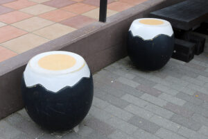 מושבים בצורת ביצים קשות שחורות בהאקונה