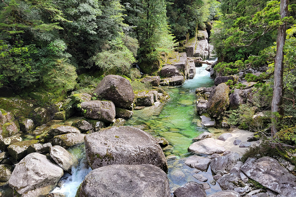 נהר יפהפה עם מים צלולים ביקושימה