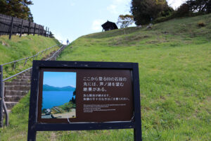 מדרגות לנקודת התצפית במוזיאון צ'קפוינט האקונה