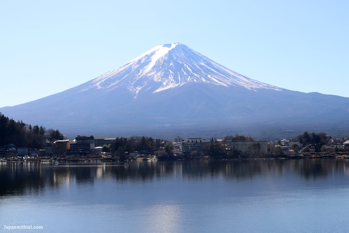 הר פוג'י על רקע אגם קוואגוצ'יקו