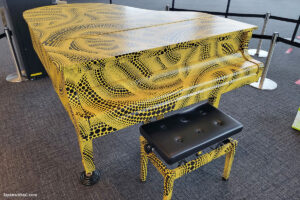 פסנתר בעיצוב יאיוי קוסמה בתצפית בשינגוקו