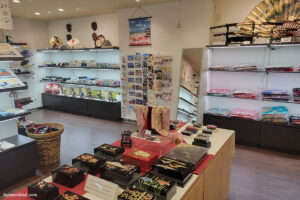 מזכרות בחנות אוריינטל בזאר בטוקיו