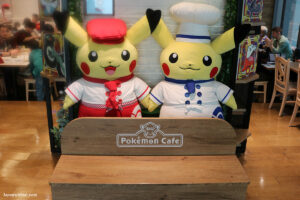 עמדת צילום עם פיקאצו בקפה פוקימון טוקיו