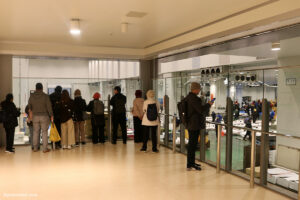 אנשים צופים במכירה הפומבית של דגי הטונה בשוק הדגים בטויוסו מהקומה השניה