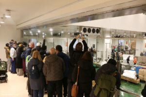 אנשים צופים במכירה הפומבית של דגי הטונה בשוק הדגים בטוקיו מהקומה השניה