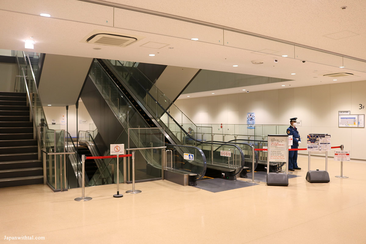 המדרגות שמובילות לשוק שפתוח למטיילים בקומה הרביעית בטויוסו