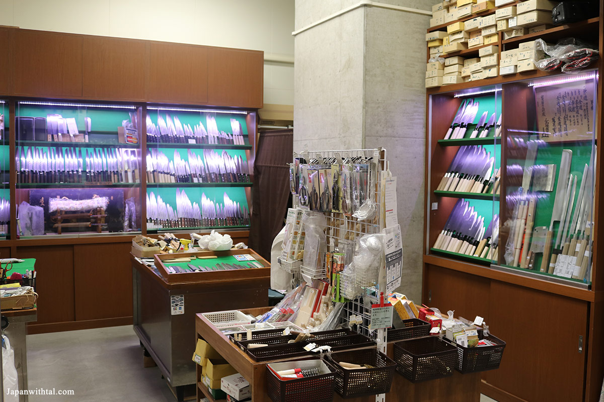 חנות סכינים בשוק הדגים החדש בטויוסו בטוקיו