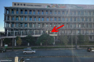 כניסה דרך גשר להולכי רגל לבלוק 7 של שוק הדגים החדש