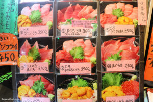 מבחר מנות במסעדות בשוק הדגים החדש בטוקיו