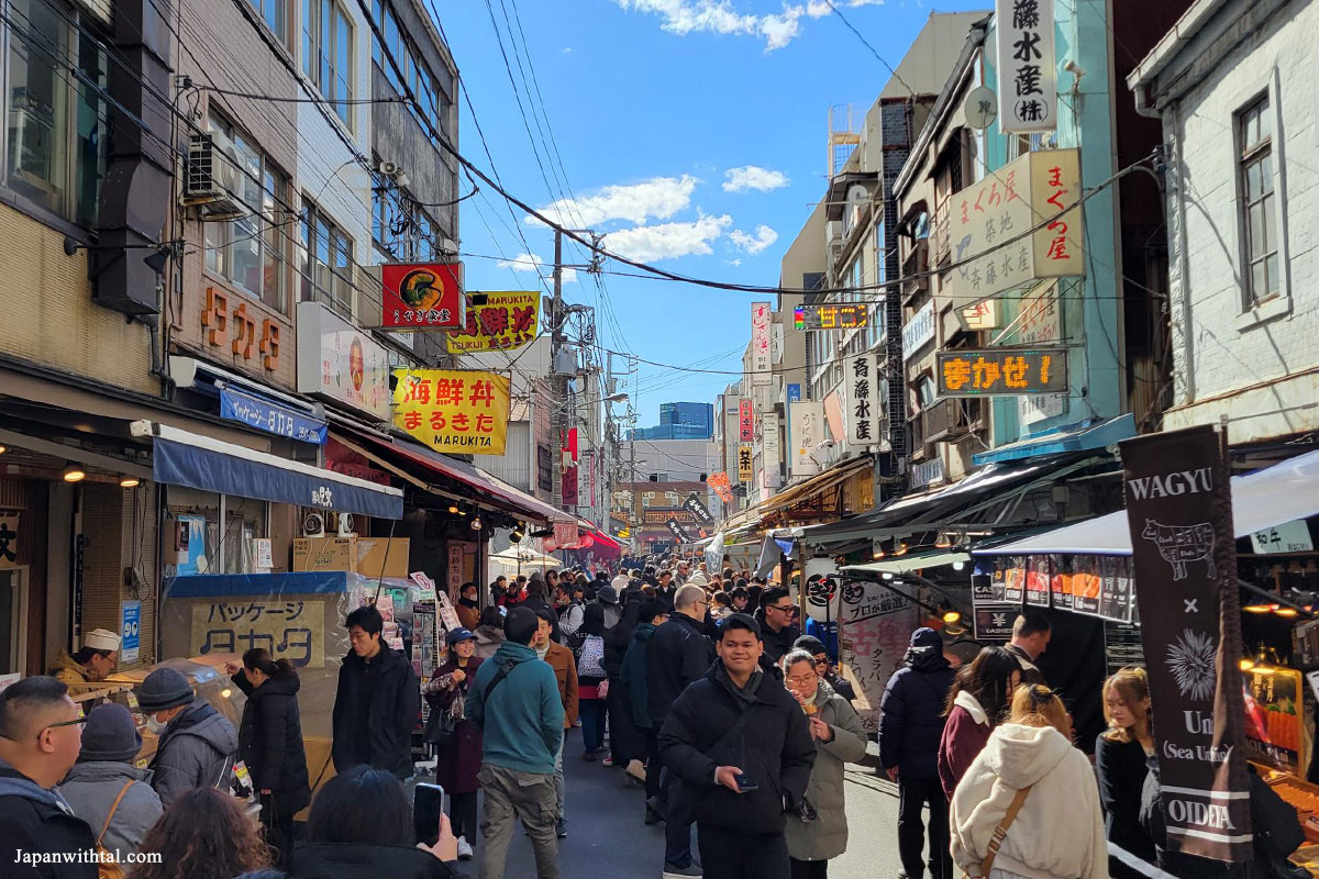 מטיילים בשוק הדגים הישן בטסוקיגי טוקיו