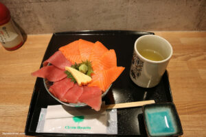 קערה עם טונה וסלמון בשוק הדגים החדש בטויוסו טוקיו