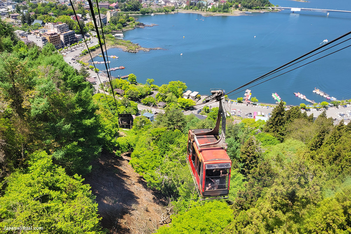 הרכבל של הר פוג'י לצד אגם קוואגוצ'יקו